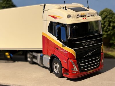 Tekno Tekno Volvo FH05 Globetrotter met 3-assige (zamac) koeloplegger SIMON LOOS