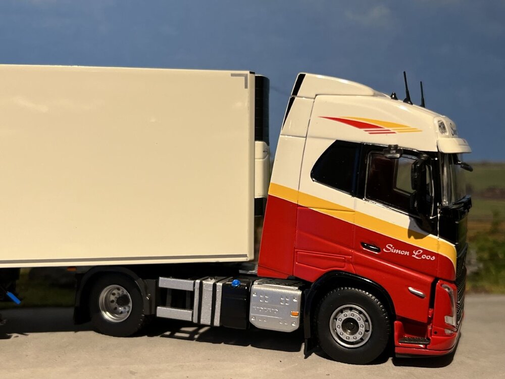 Tekno Tekno Volvo FH05 Globetrotter met 3-assige (zamac) koeloplegger SIMON LOOS