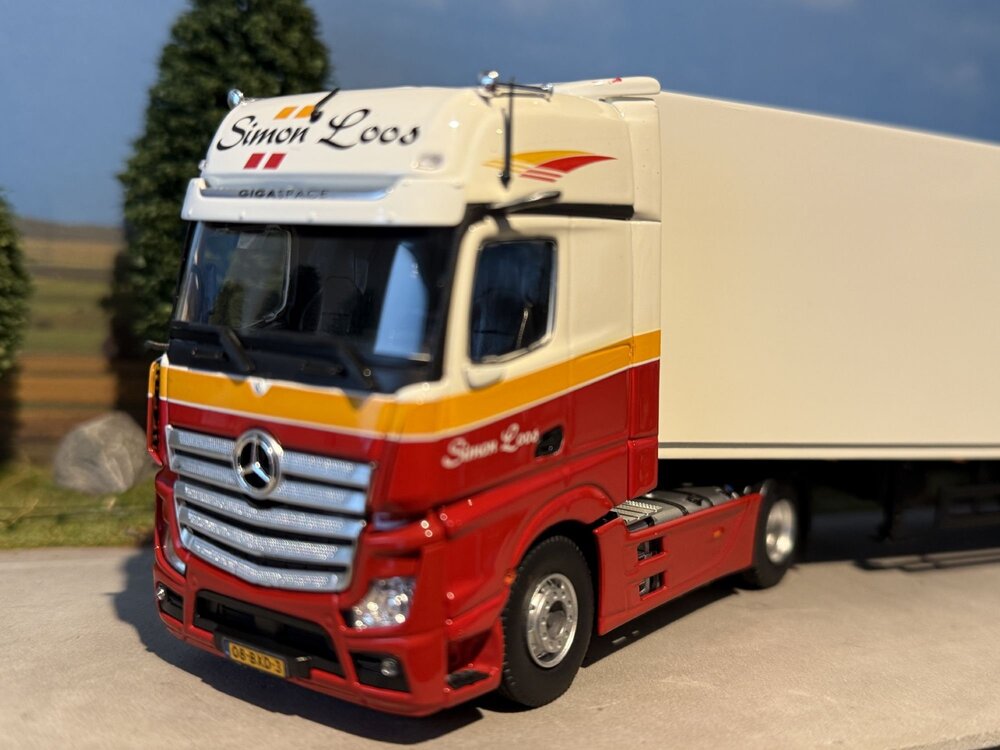Tekno Tekno Mercedes-Benz Gigaspace mirrorcam 4x2 with 3-axle reefertrailer SIMON LOOS