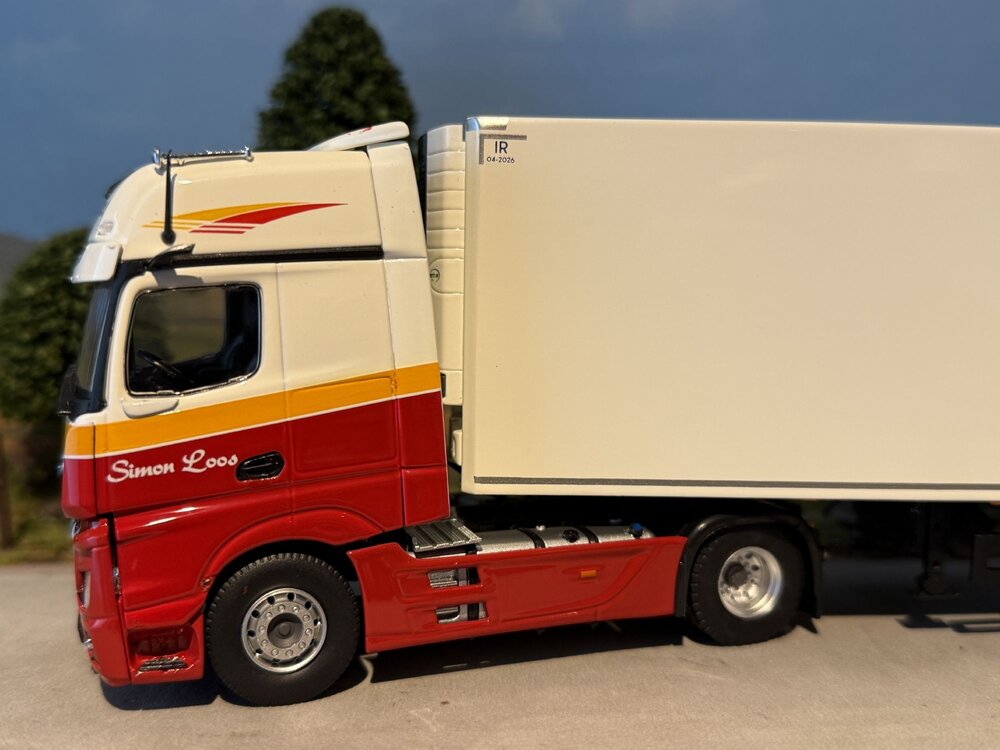 Tekno Tekno Mercedes-Benz Gigaspace mirrorcam 4x2 with 3-axle reefertrailer SIMON LOOS