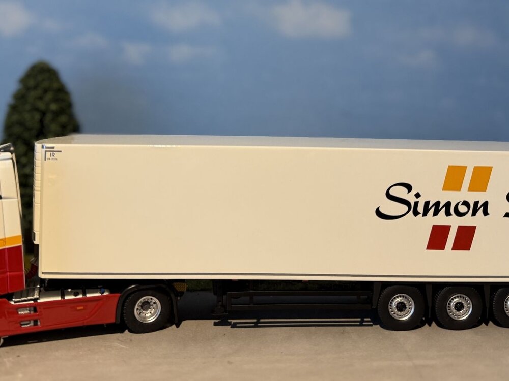 Tekno Tekno Mercedes-Benz Gigaspace mirrorcam 4x2 with 3-axle reefertrailer SIMON LOOS