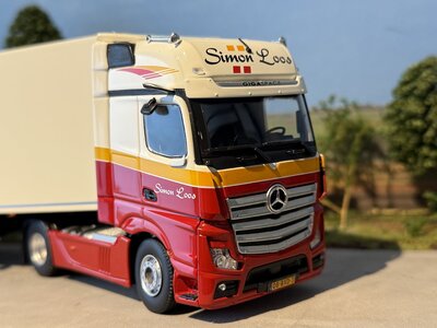 Tekno Tekno Mercedes-Benz Gigaspace mirrorcam 4x2 with 3-axle reefertrailer SIMON LOOS