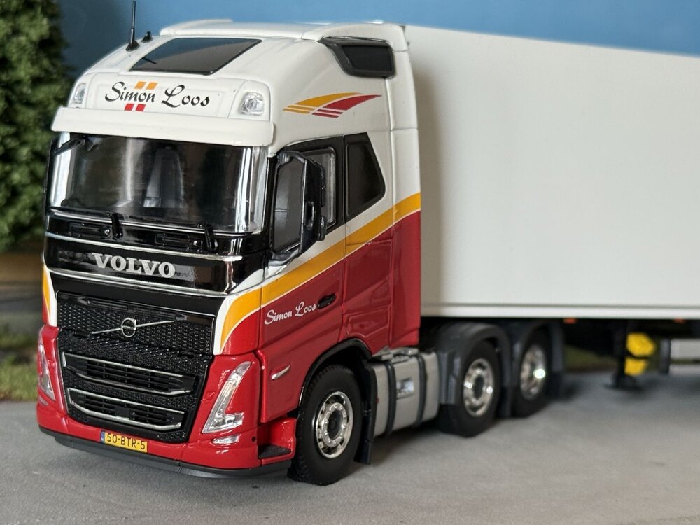 Tekno Tekno Volvo FH05 Globetrotter XL 6x2 met 3-assige koeloplegger SIMON LOOS