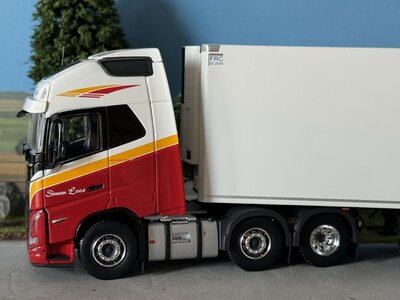Tekno Tekno Volvo FH05 Globetrotter XL 6x2 met 3-assige koeloplegger SIMON LOOS