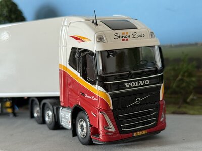 Tekno Tekno Volvo FH05 Globetrotter XL 6x2 with 3-axle reefer trailer SIMON LOOS