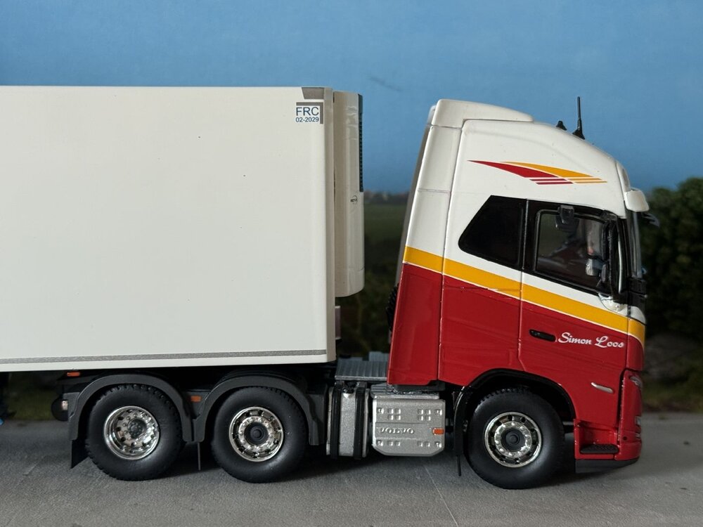Tekno Tekno Volvo FH05 Globetrotter XL 6x2 with 3-axle reefer trailer SIMON LOOS