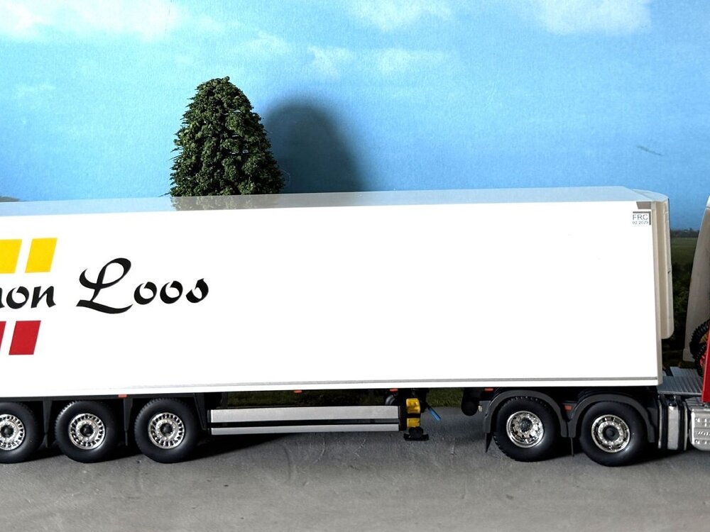 Tekno Tekno Volvo FH05 Globetrotter XL 6x2 with 3-axle reefer trailer SIMON LOOS
