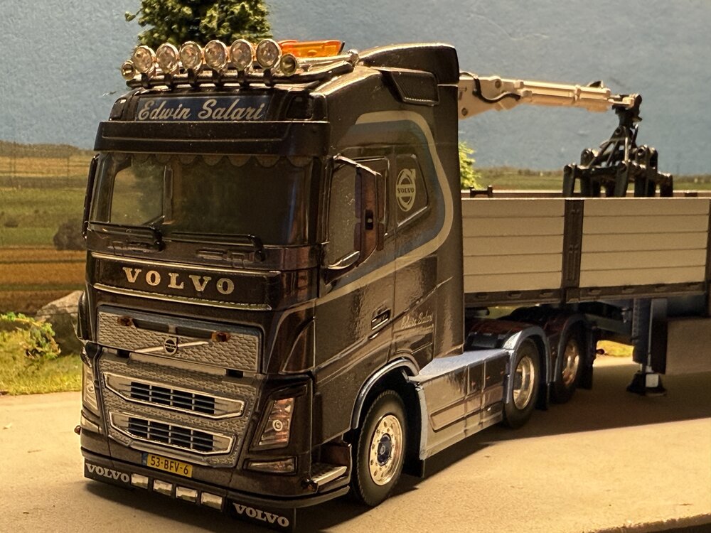 WSI WSI Volvo FH4 Glob. 6x2 with 3-axle bricktrailer EDWIN SALARI