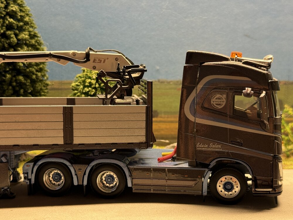 WSI WSI Volvo FH4 Glob. 6x2 with 3-axle bricktrailer EDWIN SALARI