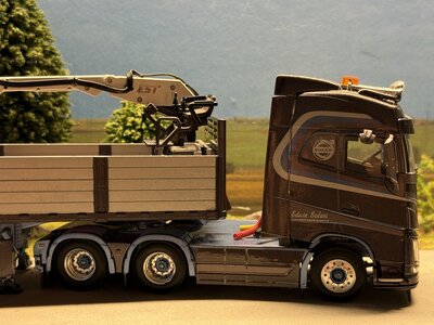 WSI WSI Volvo FH4 Glob. 6x2 with 3-axle bricktrailer EDWIN SALARI
