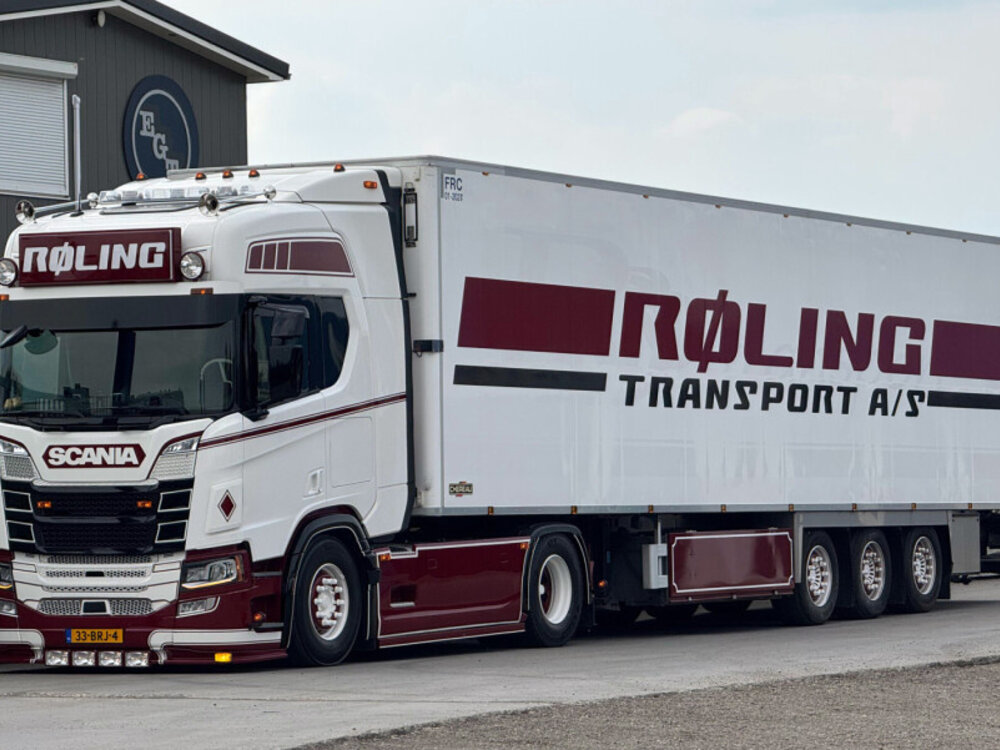 WSI WSI Scania R Highline 4x2 with 3-axle reefer trailer ROLING