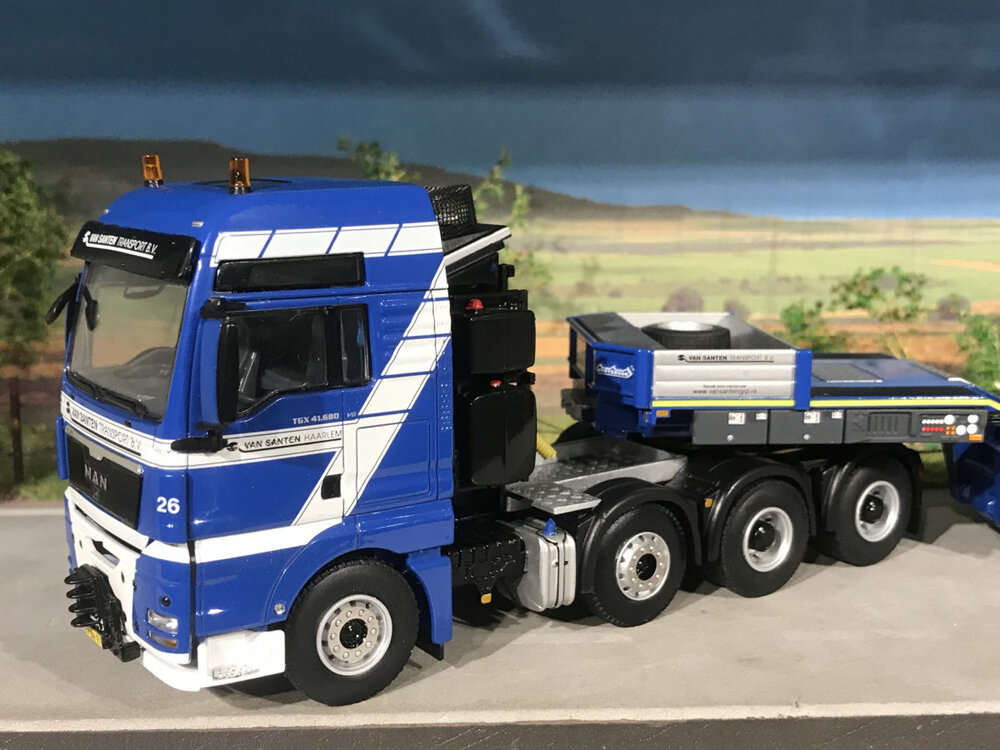 WSI WSI MAN TGX XXL 8x4 met euro lowloader + interdolly VAN SANTEN