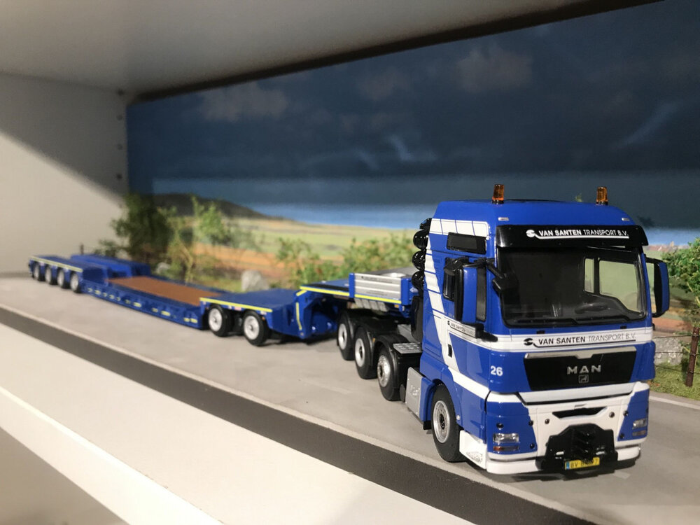 WSI WSI MAN TGX XXL 8x4 met euro lowloader + interdolly VAN SANTEN