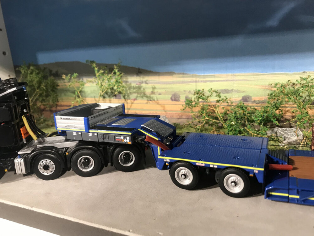 WSI WSI MAN TGX XXL 8x4 met euro lowloader + interdolly VAN SANTEN
