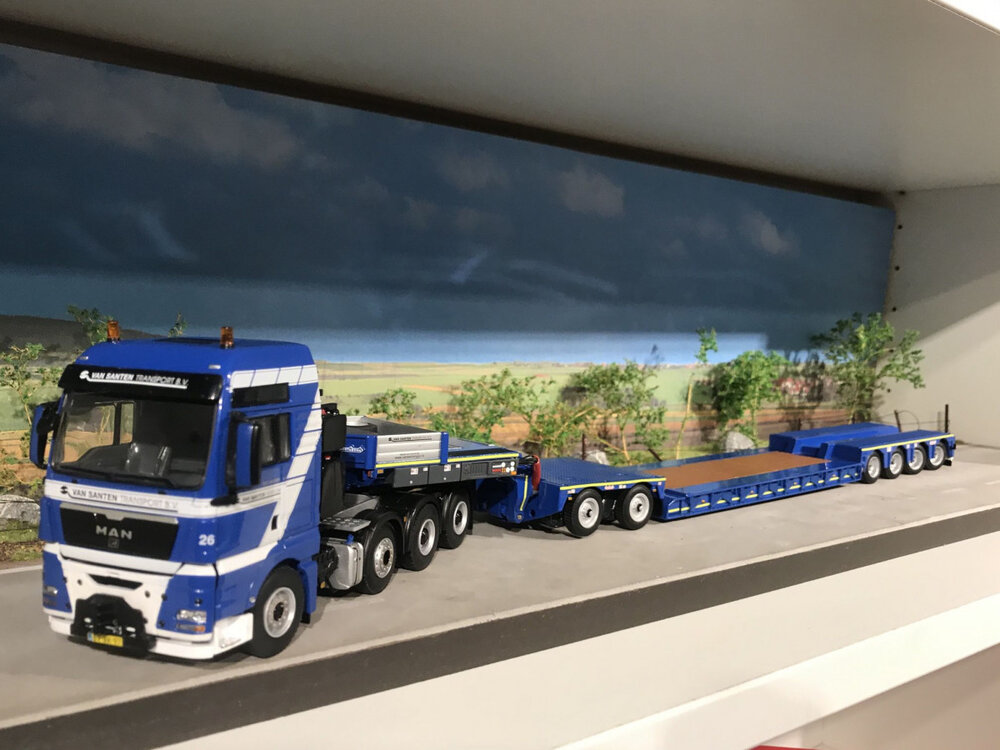 WSI WSI MAN TGX XXL 8x4 met euro lowloader + interdolly VAN SANTEN
