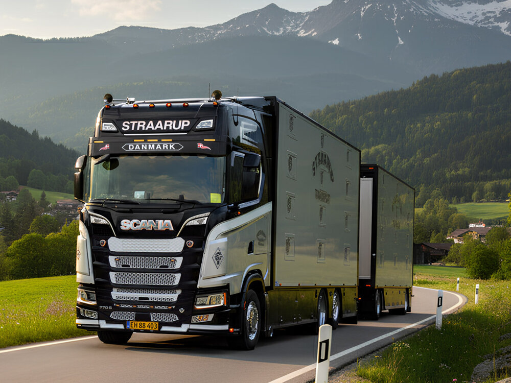 IMC IMC Scania S770 3-axle rigid boxed truck with 2-axle livestock trailer STAARUP TRANSPORT