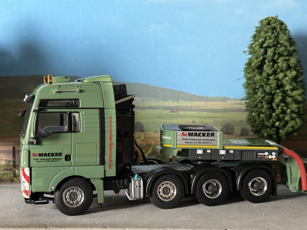 WSI WSI MAN TGX XXL 8x4 met euro lowloader + interdolly WACKER