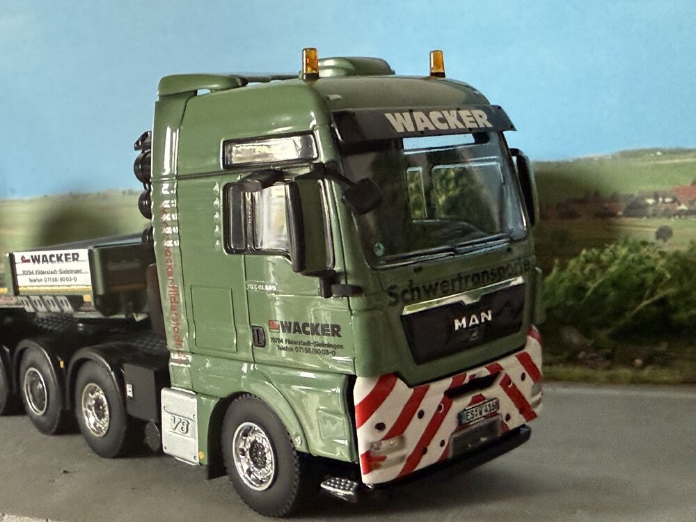 WSI WSI MAN TGX XXL 8x4 met euro lowloader + interdolly WACKER