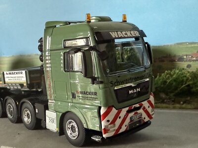 WSI WSI MAN TGX XXL 8x4 met euro lowloader + interdolly WACKER
