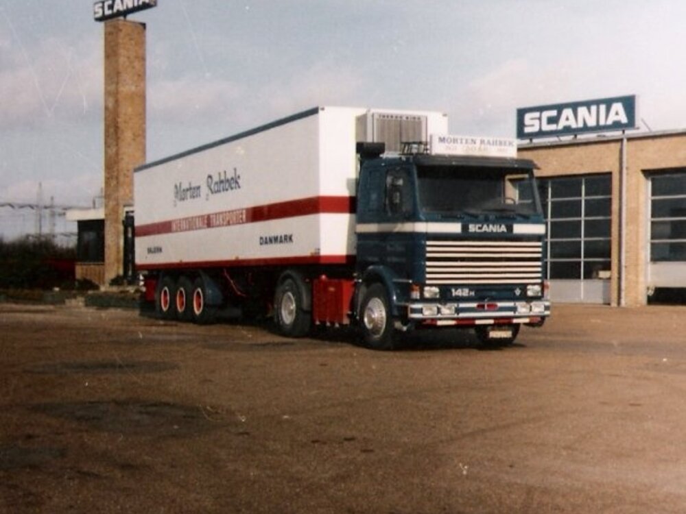 Tekno Tekno Scania 142 4x2 met 3-assige klassieke koeloplegger MORTEN RAHBEK
