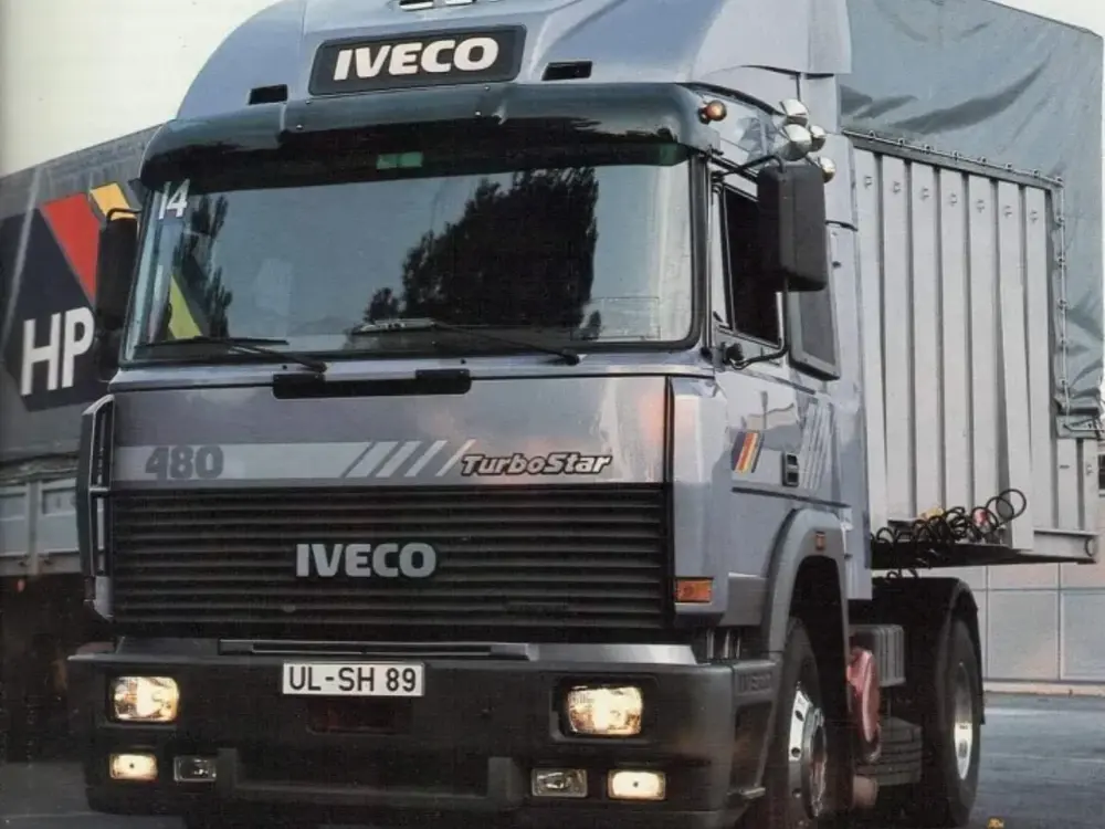 Tekno Tekno Iveco Turbostar Demo 480PK with 3-axle curtainside trailer