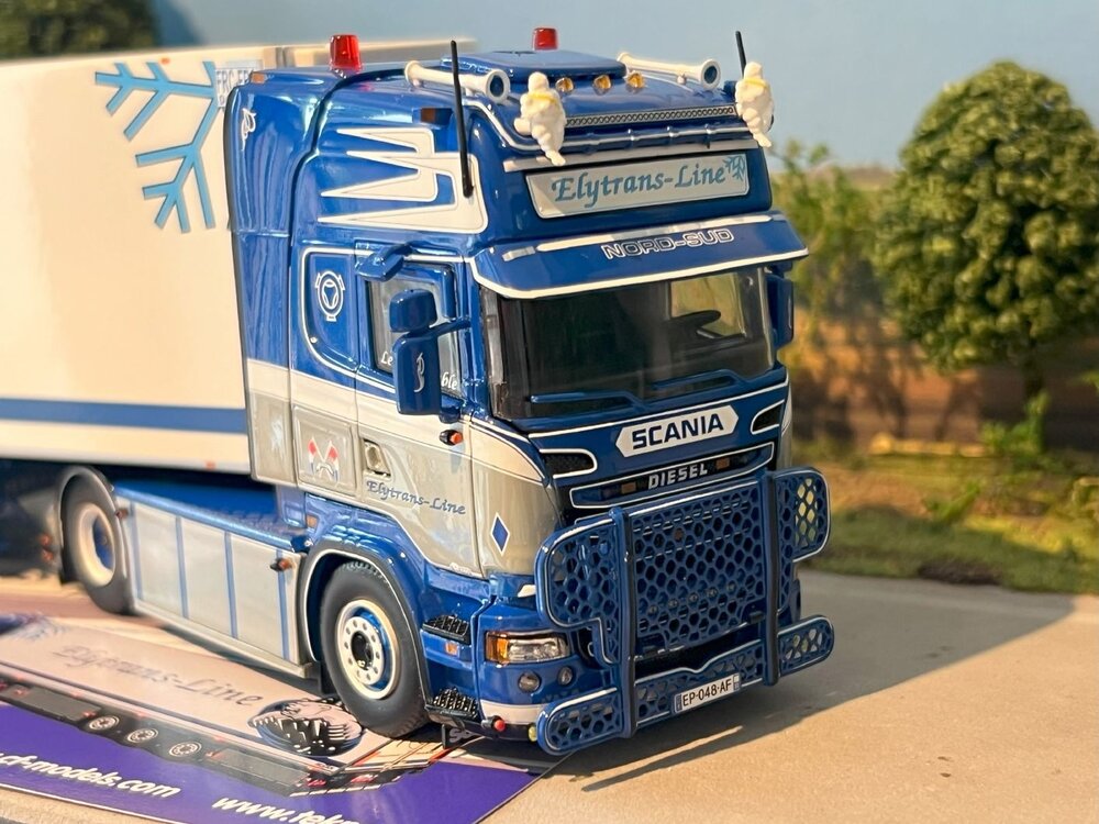 Tekno Tekno Scania R 4x2 met 3-assige Zamac koeloplegger ELYTRANS LINE
