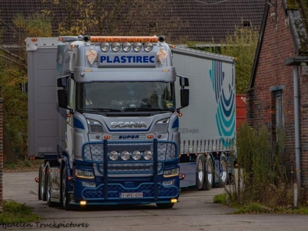 Tekno Tekno Scania NGS 6x4 with 3-axle curtainside trailer PLASTIREC