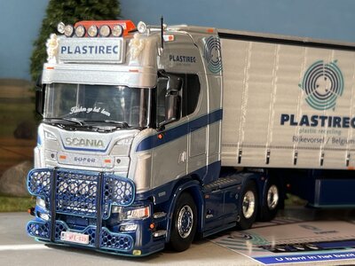 Tekno Tekno Scania NGS 6x4 met 3-as schuifzeilen oplegger PLASTIREC