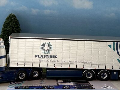 Tekno Tekno Scania NGS 6x4 met 3-as schuifzeilen oplegger PLASTIREC