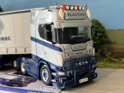 Tekno Tekno Scania NGS 6x4 met 3-as schuifzeilen oplegger PLASTIREC