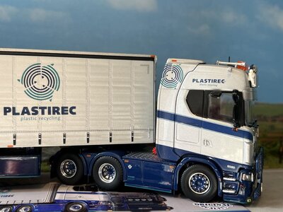 Tekno Tekno Scania NGS 6x4 met 3-as schuifzeilen oplegger PLASTIREC