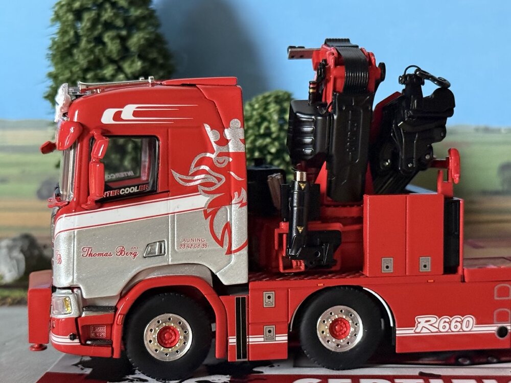 WSI WSI Scania S Normal 8x4 flatbed truck with fassi 1100 + jib THOMAS BERG