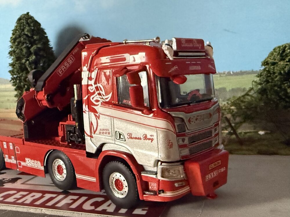 WSI WSI Scania S Normal 8x4 flatbed truck with fassi 1100 + jib THOMAS BERG