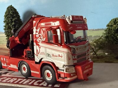 WSI WSI Scania S Normal 8x4 flatbed truck with fassi 1100 + jib THOMAS BERG