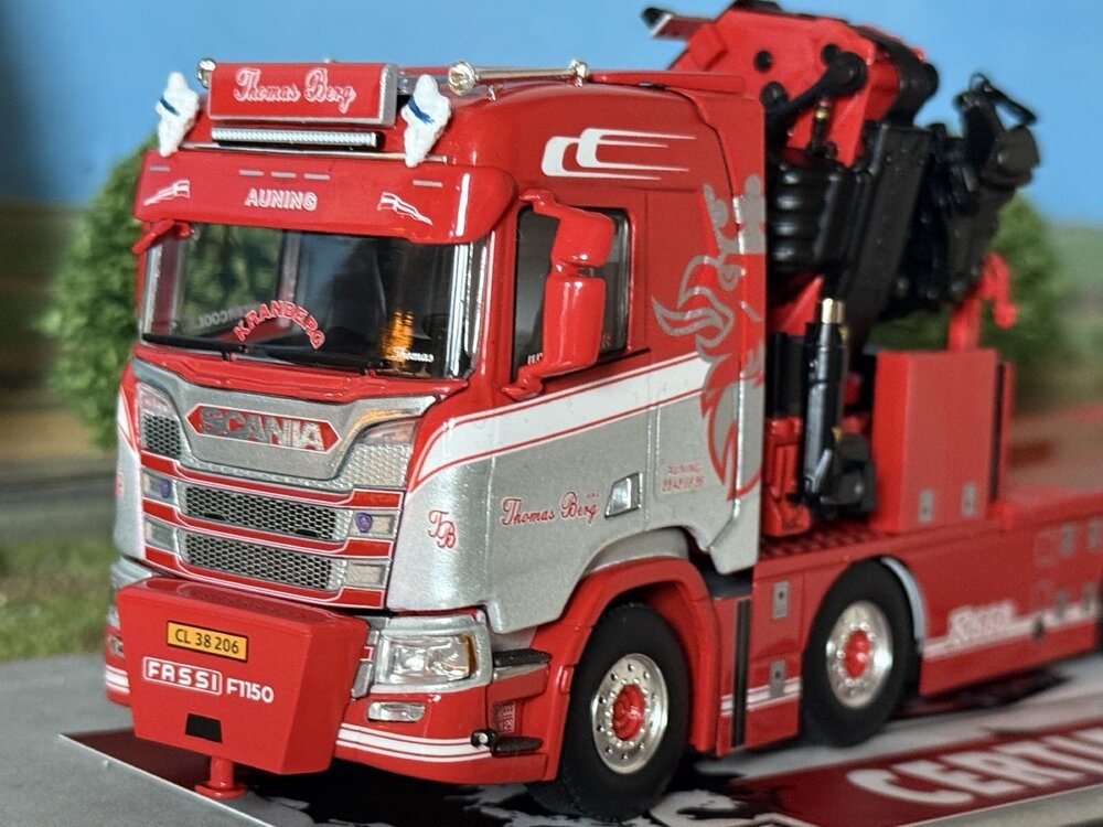 WSI WSI Scania S Normal 8x4 flatbed truck with fassi 1100 + jib THOMAS BERG