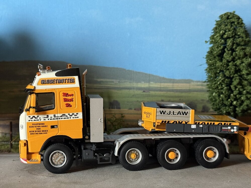 WSI WSI Volvo FH Glob. 8x4 with euro lowloader + interdolly W.J.LAW