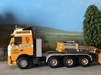 WSI WSI Volvo FH Glob. 8x4 with euro lowloader + interdolly W.J.LAW