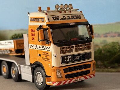 WSI WSI Volvo FH Glob. 8x4 with euro lowloader + interdolly W.J.LAW