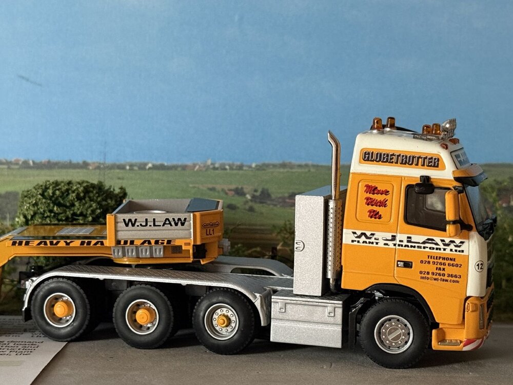 WSI WSI Volvo FH Glob. 8x4 with euro lowloader + interdolly W.J.LAW