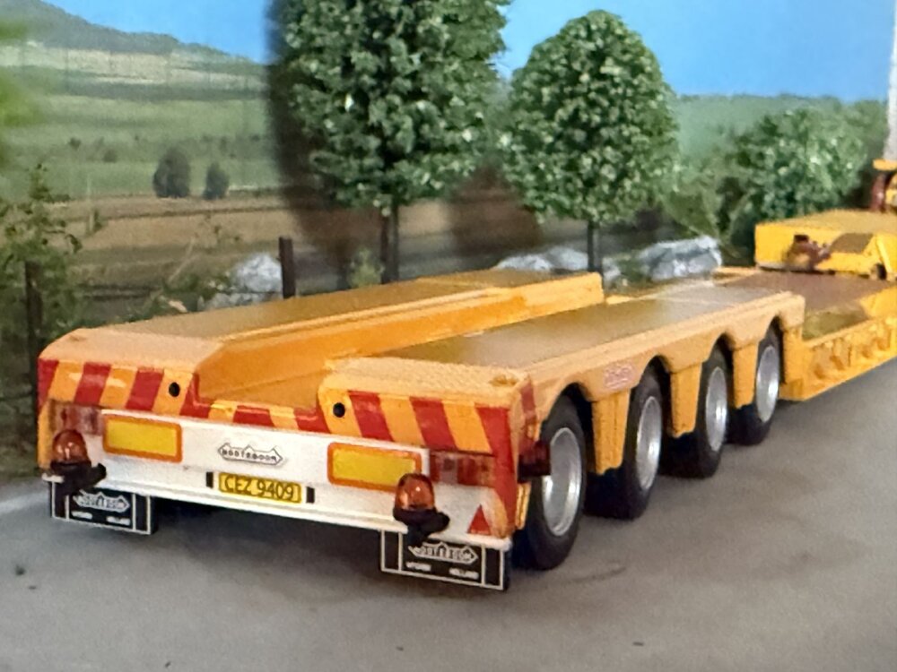 WSI WSI Volvo FH Glob. 8x4 with euro lowloader + interdolly W.J.LAW