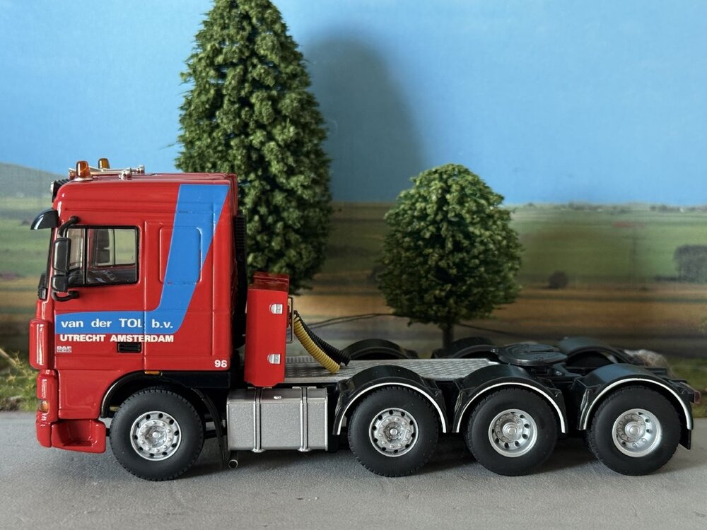 WSI WSI DAF 95XF Space Cab 8x4 VAN DER TOL