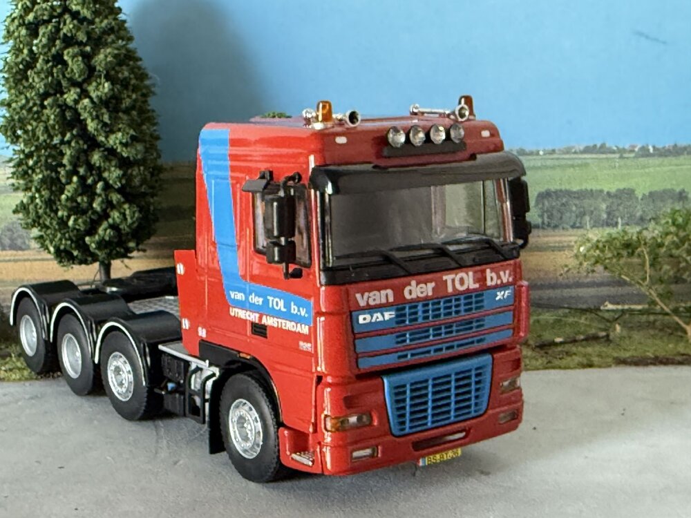 WSI WSI DAF 95XF Space Cab 8x4 VAN DER TOL