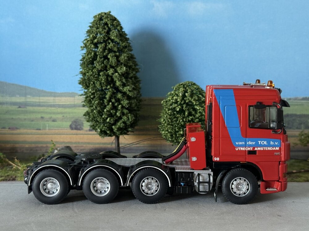 WSI WSI DAF 95XF Space Cab 8x4 VAN DER TOL