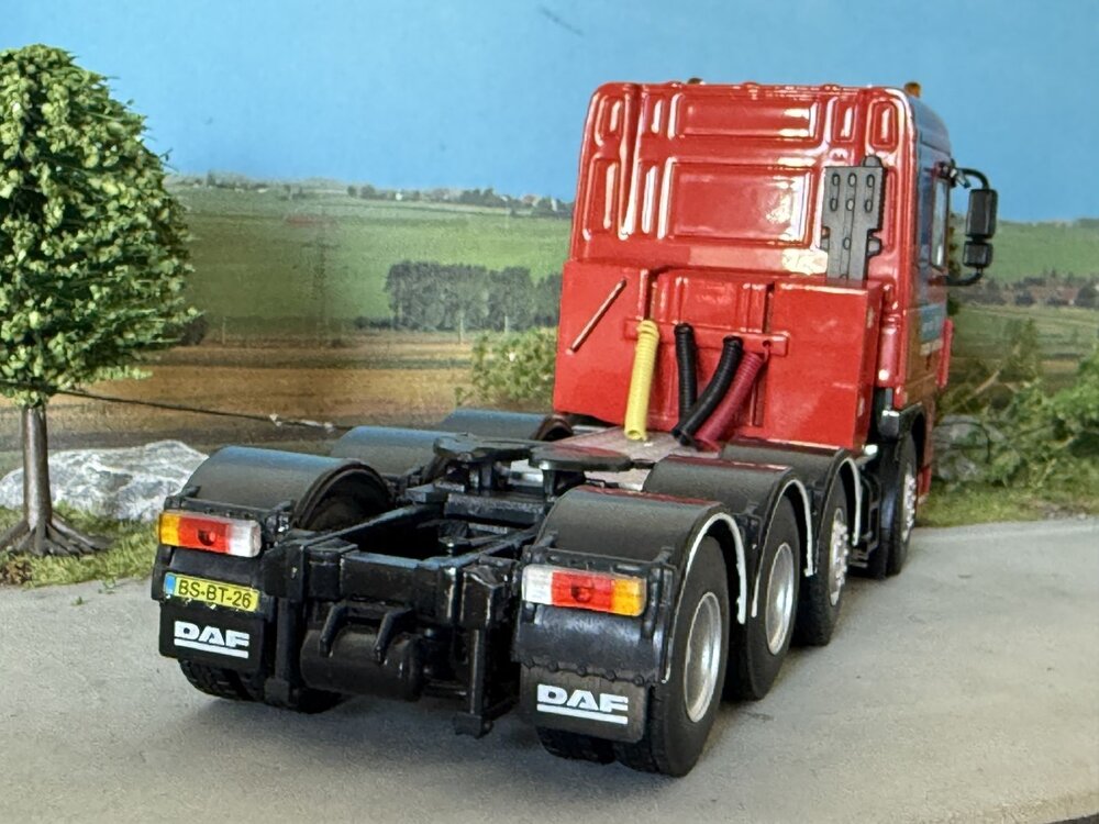 WSI WSI DAF 95XF Space Cab 8x4 VAN DER TOL