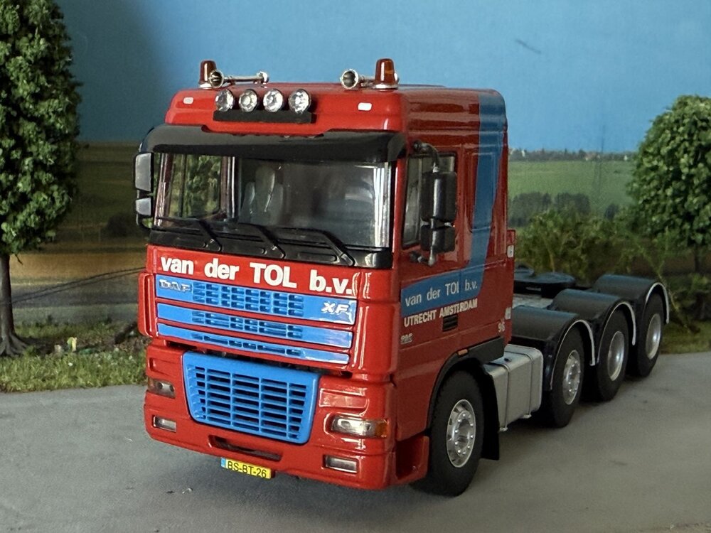 WSI WSI DAF 95XF Space Cab 8x4 VAN DER TOL