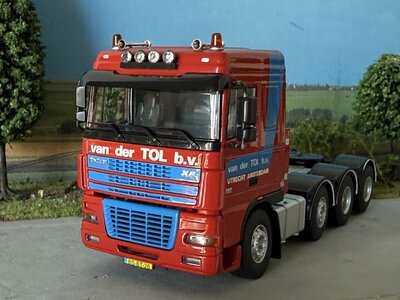WSI WSI DAF 95XF Space Cab 8x4 VAN DER TOL