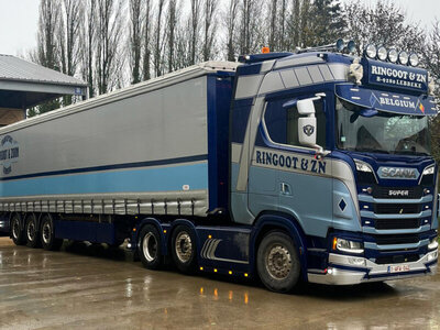 WSI WSI Scania S Highline 6x2 met 3-as schuifzeilen oplegger RINGOOT LUC