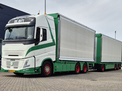 WSI WSI Volvo FH Aero Globetrotter XL 6x2 met 6-assige riged box truck drawbar trailer TRANSPORTBEDRIJF BLOM &ZN ZWAMMERDAM