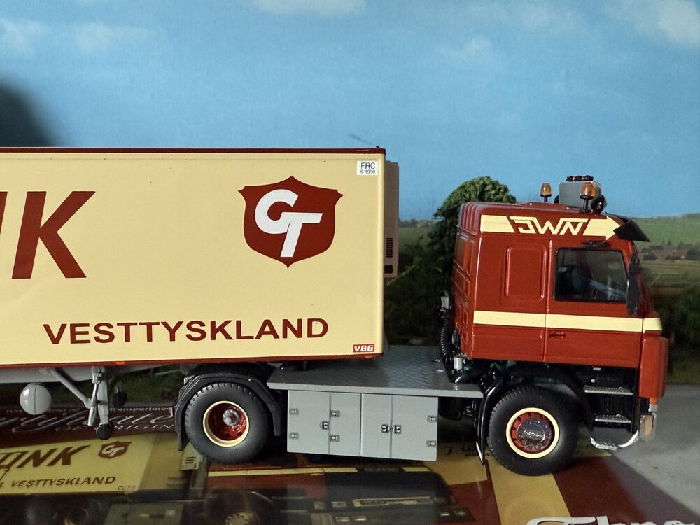 Tekno Tekno Scania 3-serie met 3-assige klassieke koeloplegger WERNER NIELSEN