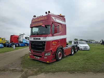 Tekno Tekno Scania Next Gen S580 Highline 6x2 sleepas trekker JAMIE SCOTT (Verpakt in luxe giftbox)